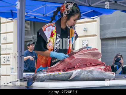 New York, USA. Oktober 2023. Mitglieder des Sabaki Girl Project schneiden Roten Thun während der Japanese Food Expo am 21. Oktober 2023 in der Industry City in New York. (Foto: Lev Radin/SIPA USA) Credit: SIPA USA/Alamy Live News Stockfoto