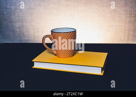 Tasse mit einem Buch das Thema Lernen oder das Erstellen einer Postkarte Stockfoto