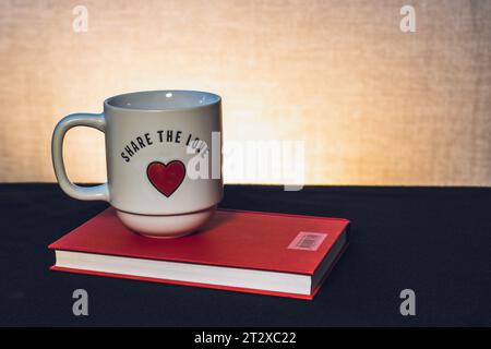 Tasse mit einem Buch das Thema Lernen oder das Erstellen einer Postkarte Stockfoto