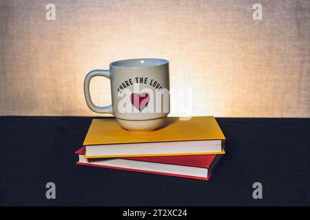 Tasse mit einem Buch das Thema Lernen oder das Erstellen einer Postkarte Stockfoto