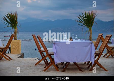 Restauranttisch am Sandstrand in Indonesien Stockfoto