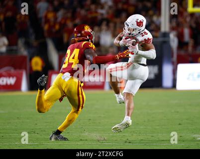 21. Oktober 2023 Utah Utes Sione Vaki (28) macht einen Fang während des NCAA-Fußballspiels zwischen den Utah Utes und den USC Trojans im Los Angeles Coliseum in Los Angeles, Kalifornien. Obligatorischer Lichtschein : Charles Baus/CSM Stockfoto