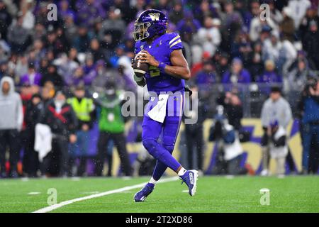 21. Oktober 2023: Der Quarterback Michael Penix Jr. (9) der Washington Huskies fällt während des NCAA-Fußballspiels zwischen den Arizona State Sun Devils und Washington Huskies im Husky Stadium in Seattle, WA, zurück. Steve Faber/CSM (Bild: © Steve Faber/Cal Sport Media) Stockfoto