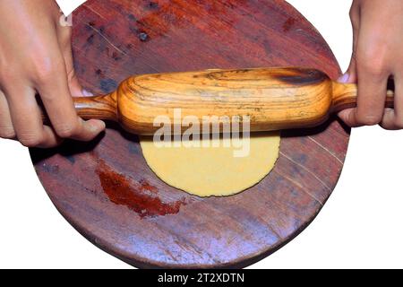 Mädchen Hand rollende Chapatis, Küchenkonzept, isolierter weißer Hintergrund Stockfoto