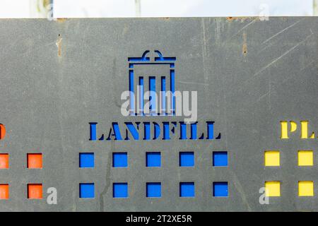 Müllcontainer im städtischen Umweltschutzthema Stockfoto