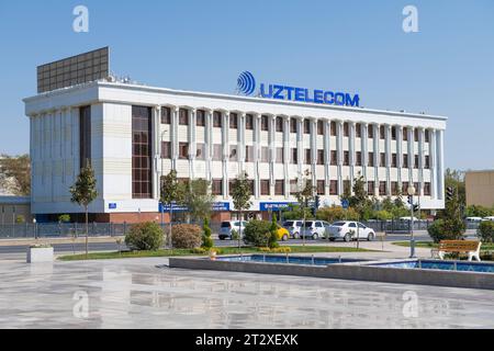 URGENCH, USBEKISTAN - 7. SEPTEMBER 2022: Das Gebäude der Firma Uztelecom an einem sonnigen Septembertag Stockfoto