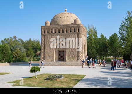 BUCHARA, USBEKISTAN - 09. SEPTEMBER 2022: Touristen im alten Samoniden Mausoleum an einem sonnigen Septembertag Stockfoto