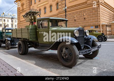 SANKT PETERSBURG, RUSSLAND - 04. MAI 2023: Sowjetischer Lkw ZIS-5 mit Abwehrmaschinengewehrhalterung. Vorbereitungen für die Probe der Hono-Parade Stockfoto