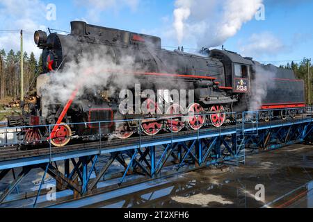 RUSKEALA, RUSSLAND - 06. OKTOBER 2023: Alte sowjetische Dampflokomotive der L-Serie (L-5248) auf dem Drehschemelhof Stockfoto