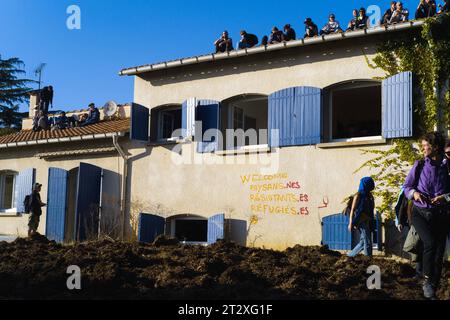 An der Fassade eines Hauses, das wegen Enteignung der Bewohner leer ist, ist Welcom, Bauern, Resistanten, die Errichtung eines ZAD (Gebiet zu verteidigen) an einem Ort namens La Cremade, in den Gebäuden eines Grundstücks, das für die Bedürfnisse des Autobahnprojekts zwischen Castres und Toulouse enteignet wurde. Demonstration gegen die Autobahn A69. Die Mobilisierung namens Ramdam sur le macadam hat laut den Organisatoren mehr als 9.500 Menschen zusammengeführt. Frankreich, Saix am 21. Oktober 2023. Foto: Patricia Huchot-Boissier/ABACAPRESS.COM. Stockfoto