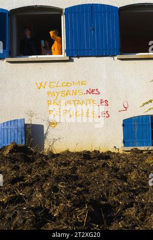 An der Fassade eines Hauses, das wegen Enteignung der Bewohner leer ist, ist Welcom, Bauern, Resistanten, die Errichtung eines ZAD (Gebiet zu verteidigen) an einem Ort namens La Cremade, in den Gebäuden eines Grundstücks, das für die Bedürfnisse des Autobahnprojekts zwischen Castres und Toulouse enteignet wurde. Demonstration gegen die Autobahn A69. Die Mobilisierung namens Ramdam sur le macadam hat laut den Organisatoren mehr als 9.500 Menschen zusammengeführt. Frankreich, Saix am 21. Oktober 2023. Foto: Patricia Huchot-Boissier/ABACAPRESS.COM. Stockfoto