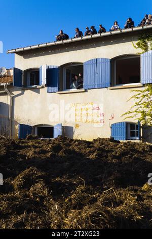 An der Fassade eines Hauses, das wegen Enteignung der Bewohner leer ist, ist Welcom, Bauern, Resistanten, die Errichtung eines ZAD (Gebiet zu verteidigen) an einem Ort namens La Cremade, in den Gebäuden eines Grundstücks, das für die Bedürfnisse des Autobahnprojekts zwischen Castres und Toulouse enteignet wurde. Demonstration gegen die Autobahn A69. Die Mobilisierung namens Ramdam sur le macadam hat laut den Organisatoren mehr als 9.500 Menschen zusammengeführt. Frankreich, Saix am 21. Oktober 2023. Foto: Patricia Huchot-Boissier/ABACAPRESS.COM. Stockfoto