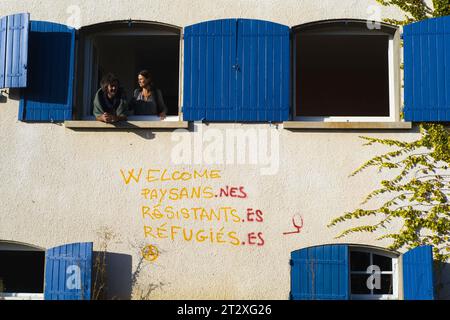 An der Fassade eines Hauses, das wegen Enteignung der Bewohner leer ist, ist Welcom, Bauern, Resistants, mit Julien Le Guet, dem Führer des Kampfes gegen die Mega-Becken in Sainte-Soline, im Fenster eingeschrieben. Installation eines ZAD (Gebiet zu verteidigen) an einem Ort namens La Cremade in den Gebäuden eines Grundstücks, das für die Bedürfnisse des Autobahnprojekts zwischen Castres und Toulouse enteignet wurde. Demonstration gegen die Autobahn A69. Die Mobilisierung namens Ramdam sur le macadam hat laut den Organisatoren mehr als 9.500 Menschen zusammengeführt. Frankreich, Saix am Okt. Stockfoto