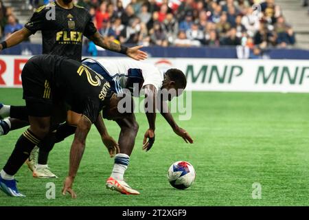 Vancouver, Kanada. Oktober 2023. Vancouver, British Columbia, Kanada, 21. Oktober 2023: Diego Palacios (12 Los Angeles FC) und Richie Laryea (7 Vancouver Whitecaps FC) fallen während des Major League Soccer Matches zwischen Vancouver Whitecaps FC und Los Angeles FC im BC Place Stadium in Vancouver, British Columbia, Kanada (NUR REDAKTIONELLE VERWENDUNG). (Amy Elle/SPP) Credit: SPP Sport Press Photo. /Alamy Live News Stockfoto
