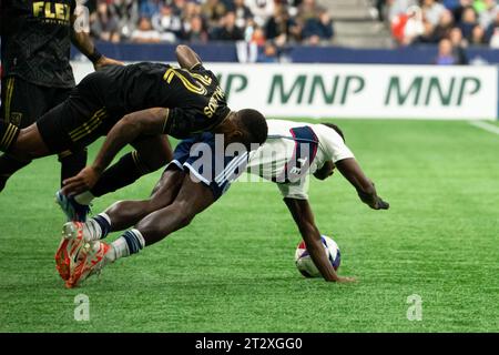Vancouver, Kanada. Oktober 2023. Vancouver, British Columbia, Kanada, 21. Oktober 2023: Diego Palacios (12 Los Angeles FC) und Richie Laryea (7 Vancouver Whitecaps FC) fallen während des Major League Soccer Matches zwischen Vancouver Whitecaps FC und Los Angeles FC im BC Place Stadium in Vancouver, British Columbia, Kanada (NUR REDAKTIONELLE VERWENDUNG). (Amy Elle/SPP) Credit: SPP Sport Press Photo. /Alamy Live News Stockfoto