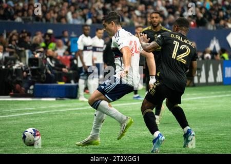 Vancouver, Kanada. Oktober 2023. Vancouver, British Columbia, Kanada, 21. Oktober 2023: Brian White (24 Vancouver Whitecaps FC) kontrolliert den Ball, während Diego Palacios (12 Los Angeles FC) ihm während des Major League Soccer Matches zwischen Vancouver Whitecaps FC und Los Angeles FC im BC Place Stadium in Vancouver, British Columbia, Kanada nachläuft (NUR REDAKTIONELLE VERWENDUNG). (Amy Elle/SPP) Credit: SPP Sport Press Photo. /Alamy Live News Stockfoto