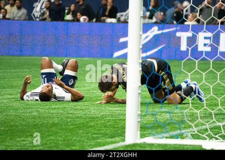 Vancouver, Kanada. Oktober 2023. Vancouver, British Columbia, Kanada, 21. Oktober 2023: Junior Hoilett (11 Vancouver Whitecaps FC) und Ryan Hollingshead (24 Los Angeles FC) liegen auf dem Boden, nachdem sie während des Major League Soccer Matches zwischen Vancouver Whitecaps FC und Los Angeles FC im BC Place Stadium in Vancouver, British Columbia, Kanada (NUR REDAKTIONELLE VERWENDUNG) kollidierten. (Amy Elle/SPP) Credit: SPP Sport Press Photo. /Alamy Live News Stockfoto