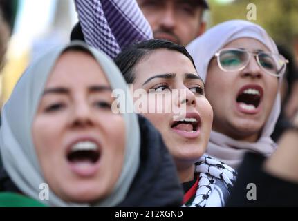 Palästinensische Demonstranten rufen ihre Unterstützung, während sie Reden außerhalb der Downing Street hören. Anhänger Palästinas kommen zusammen, um nach dem israelischen Bombenanschlag und der drohenden Bodeninvasion israelischer Truppen in Gaza in die Downing Street zu marschieren. Dies ist die zweite Woche in Folge, in der über 100.000 Menschen auf die Straßen Londons gingen, um zu protestieren. Viele der beteiligten Organisationen rufen allgemein dazu auf, einen Waffenstillstand, die Öffnung des Übergangs Rafah nach Ägypten und humanitäre Hilfe in den Gazastreifen zu ermöglichen. Stockfoto
