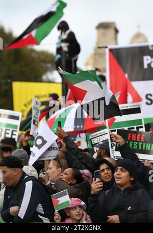 Pro-palästinensische Demonstranten versammeln sich, um Unterstützungsreden außerhalb der Downing Street zu hören. Anhänger Palästinas kommen zusammen, um nach dem israelischen Bombenanschlag und der drohenden Bodeninvasion israelischer Truppen in Gaza in die Downing Street zu marschieren. Dies ist die zweite Woche in Folge, in der über 100.000 Menschen auf die Straßen Londons gingen, um zu protestieren. Viele der beteiligten Organisationen rufen allgemein dazu auf, einen Waffenstillstand, die Öffnung des Übergangs Rafah nach Ägypten und humanitäre Hilfe in den Gazastreifen zu ermöglichen. Stockfoto