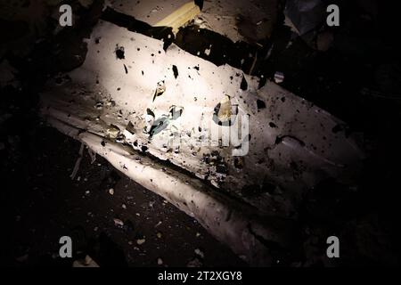 Ukrainische Retter, die nach Raketenangriffen im Dorf Korotytsch in der Region Charkow (Ukraine) am 22. Oktober 2023 zwischen den Trümmern eines Postdepots arbeiten. Russische Raketenangriffe töteten am 21. Oktober 2023 mindestens sechs Menschen und verletzten 14 weitere. Die Polizei sagte, dass 22 Leute im Gebäude waren, als die vermutete S-300 Rakete kurz vor 22:30 Uhr Ortszeit auf das Gebäude traf. Ermittler, Kriminologen und forensische Experten, untersuchen die Leichen der Toten, fügte die Polizei in den sozialen Medien hinzu. Foto: Jewhen Titov/ABACAPRESS.COM Stockfoto