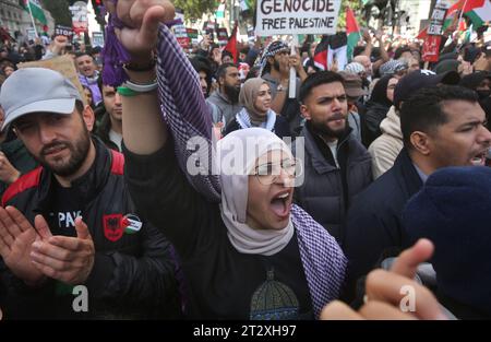 Palästinensische Demonstranten rufen ihre Unterstützung, während sie Reden außerhalb der Downing Street hören. Anhänger Palästinas kommen zusammen, um nach dem israelischen Bombenanschlag und der drohenden Bodeninvasion israelischer Truppen in Gaza in die Downing Street zu marschieren. Dies ist die zweite Woche in Folge, in der über 100.000 Menschen auf die Straßen Londons gingen, um zu protestieren. Viele der beteiligten Organisationen rufen allgemein dazu auf, einen Waffenstillstand, die Öffnung des Übergangs Rafah nach Ägypten und humanitäre Hilfe in den Gazastreifen zu ermöglichen. (Foto: Martin Pope/SOPA Images/SIPA USA) Stockfoto