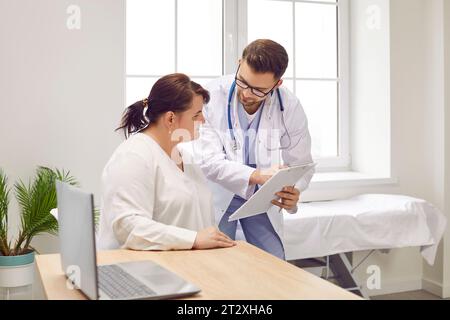 Übergewichtige Frau mit ärztlicher Beratung während ärztlicher Untersuchung in der Klinik. Stockfoto