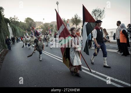 Traditionelles baskisches Joaldunak nehmen an der Vorführung Teil. Die Menschen marschierten in Donostia-San Sebastián in Solidarität mit den Palästinensern und demonstrierten gegen den Völkermord Israels und seine aktuelle Kampagne im Gazastreifen. Quelle: SOPA Images Limited/Alamy Live News Stockfoto