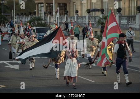 Traditionelles baskisches Joaldunak nehmen an der Vorführung Teil. Die Menschen marschierten in Donostia-San Sebastián in Solidarität mit den Palästinensern und demonstrierten gegen den Völkermord Israels und seine aktuelle Kampagne im Gazastreifen. Quelle: SOPA Images Limited/Alamy Live News Stockfoto