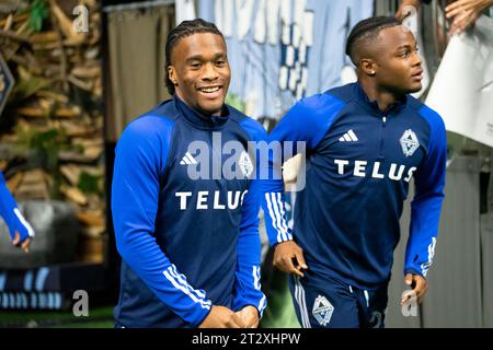 Vancouver, Kanada. Oktober 2023. Vancouver, British Columbia, Kanada, 21. Oktober 2023: Levonte Johnson (28 Vancouver Whitecaps FC) lächelt, als er vor dem Major League Soccer Match zwischen Vancouver Whitecaps FC und Los Angeles FC im BC Place Stadium in Vancouver, British Columbia, Kanada (NUR REDAKTIONELLE VERWENDUNG) auf dem Spielfeld antritt. (Amy Elle/SPP) Credit: SPP Sport Press Photo. /Alamy Live News Stockfoto