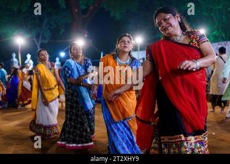 Baroda, Indien. Oktober 2023. Indische Frauen in traditioneller Kleidung tanzen während des Navratri-Festivals den traditionellen Garba-Tanz. Das hindu Navratri Festival, das 9 Nächte dauert, wird jedes Jahr im Oktober in ganz Nordindien, insbesondere im Bundesstaat Gujarat, gefeiert, um die Götter Durga zu ehren und den Sieg des Guten über das Böse zu feiern. Die Menschen versammeln sich auf offenem Gelände, um gemeinsam den traditionellen Garba-Tanz in traditionellen indischen Kurta- und Sari-Kleidern aufzuführen. (Foto: Davide Bonaldo/SIPA USA) Credit: SIPA USA/Alamy Live News Stockfoto