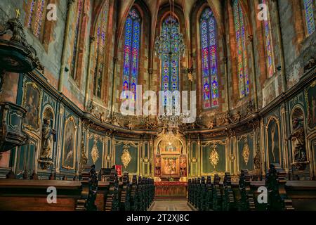 Straßburg, Frankreich - Mai 31 2023: Reich verzierter Chor mit Buntglasfenstern, Chor und Altar in der evangelischen Kirche Saint Pierre le Jeune Stockfoto