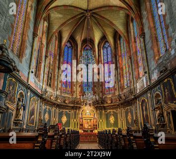 Straßburg, Frankreich - Mai 31 2023: Reich verzierter Chor mit Buntglasfenstern, Chor und Altar in der evangelischen Kirche Saint Pierre le Jeune Stockfoto