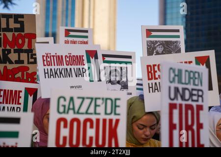 Während der Demonstration sahen Demonstranten Plakate halten und Parolen gegen Israel schrien. Als Reaktion auf die seit Oktober 07 andauernden Angriffe Israels, bei denen Tausende unschuldiger Zivilisten, darunter Kinder und Frauen, in Palästina getötet wurden, führten einige Nichtregierungsorganisationen eine Demonstration durch, indem sie Spielzeug vor dem israelischen Konsulat in Istanbul hinterließen. Es wurde gesagt, dass die nach der Aktion gesammelten Spielzeuge Kindern in der Erdbebenzone in der Türkei gegeben würden. Die Demonstrationen endeten am Abend. (Foto: Ibrahim Oner/SOPA Images/SIPA USA) Stockfoto