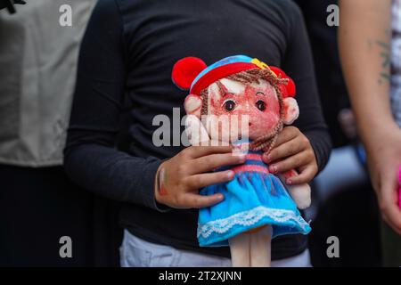 Istanbul, Türkei. Oktober 2023. Ein Kind, das eine blutige Puppe hält. Als Reaktion auf die seit Oktober 07 andauernden Angriffe Israels, bei denen Tausende unschuldiger Zivilisten, darunter Kinder und Frauen, in Palästina getötet wurden, führten einige Nichtregierungsorganisationen eine Demonstration durch, indem sie Spielzeug vor dem israelischen Konsulat in Istanbul hinterließen. Es wurde gesagt, dass die nach der Aktion gesammelten Spielzeuge Kindern in der Erdbebenzone in der Türkei gegeben würden. Die Demonstrationen endeten am Abend. Quelle: SOPA Images Limited/Alamy Live News Stockfoto