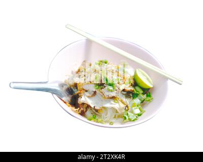 Scharfe Nudeln mit Schweinefleisch (Tom Yum Noodles) – asiatische Küche Stockfoto