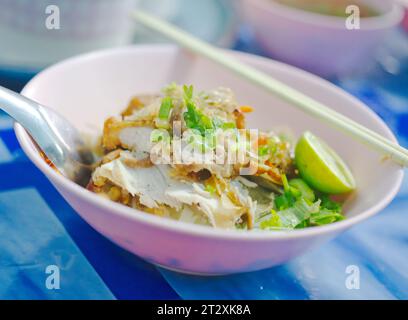 Scharfe Nudeln mit Schweinefleisch (Tom Yum Noodles) – asiatische Küche Stockfoto