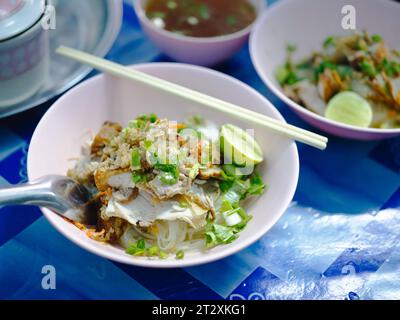 Scharfe Nudeln mit Schweinefleisch (Tom Yum Noodles) – asiatische Küche Stockfoto