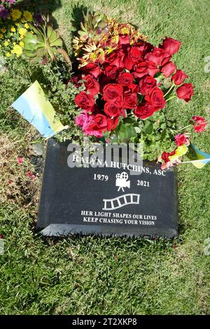 Los Angeles, Kalifornien, USA 21. Oktober 2023 Kameramann Halyna Hutchins Grave in Garden of Legends auf dem Hollywood Forever Cemetery am 21. Oktober 2023 in Los Angeles, Kalifornien, USA. Blumen, die heute von ihrer Mutter auf ihr Grab gelegt wurden. Foto: Barry King/Alamy Stock Photo Stockfoto