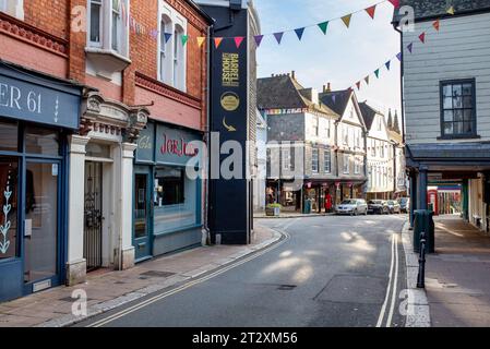 Geschäfte entlang der High Street. Totnes, Devon, England Stockfoto