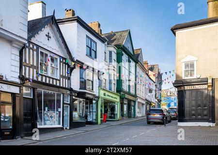 Geschäfte entlang der High Street. Totnes, Devon, England Stockfoto