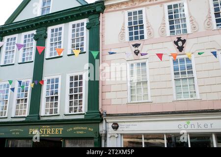 Gebäude und Geschäfte entlang der High Street. Totnes, Devon, England Stockfoto