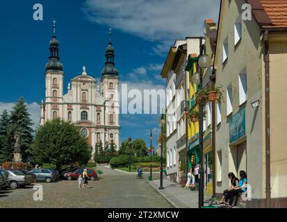 Nikolaikirche von Rynek (Marktplatz) in Otmuchów, Opolskie, Polen Stockfoto