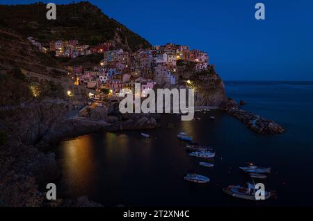 10.09.2023, xovx, Reise, Natur, Nationalpark Cinque Terre, Ligurien Italien Blick auf den Küstenort Riomaggiore an der italienischen Riviera im UNESCO-Weltkulturerbe Nationalpark Cinque Terre nordwestlich von La Spezia in der Abenddämmerung zur blauen Stunde. Riomaggiore Cinque Terre Nationalpark Ligurien Italien ITA *** 10 09 2023, xovx, Reise, Natur, Cinque Terre Nationalpark, Ligurien Italien Blick auf die Küstenstadt Riomaggiore an der italienischen Riviera im UNESCO-Weltkulturerbe Cinque Terre Nationalpark nordwestlich von La Spezia bei Dämmerung während der blauen Stunde Riomaggiore Cinque Terre Natio Stockfoto