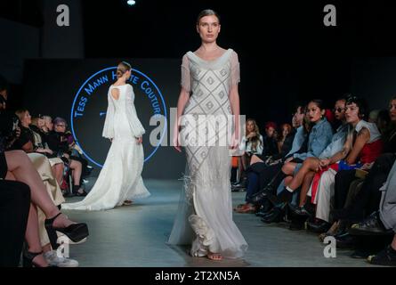 Vancouver, Kanada. Oktober 2023. Models präsentieren Kreationen von Tess Mann Haute Couture während der Spring Summer 2024 Collections Fashion Show auf der Vancouver Fashion Week in Vancouver, Kanada, am 21. Oktober 2023. Quelle: Liang Sen/Xinhua/Alamy Live News Stockfoto