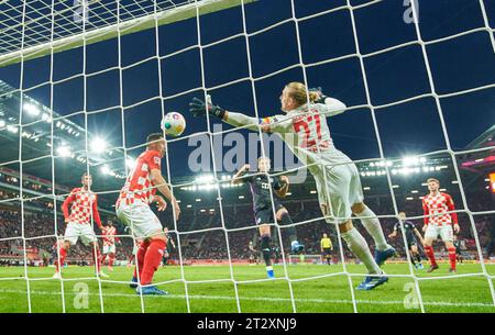 Harry Kane, FCB 9 Punkte, schießt 0-2 Tor, Tor, Treffer, Torschuss, gegen Robin ZENTNER, Torwart MZ 27 im Spiel 1. FSV MAINZ 05 - FC BAYERN MÜNCHEN 1-3 am 21. Oktober 2023 in Mainz. Saison 2023/2024, 1.Bundesliga, FCB, München, Spieltag 8, 8.Spieltag Credit: Imago/Alamy Live News Stockfoto