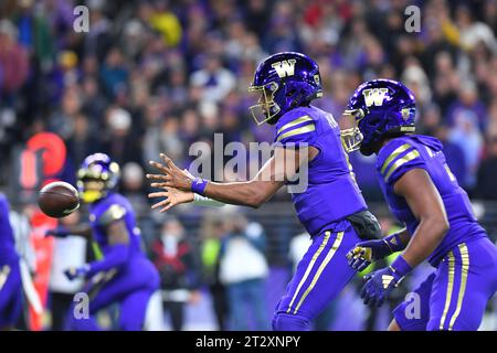 21. Oktober 2023: Washington Huskies Quarterback Michael Penix Jr. (9) erhält während des NCAA-Fußballspiels zwischen den Arizona State Sun Devils und Washington Huskies im Husky Stadium in Seattle, WA einen Schrotflintenschuss. Washington besiegte Arizona State mit 15:7. Steve Faber/CSM Stockfoto