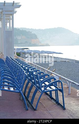 Nizza, Frankreich - berühmte blaue Stühle an der Promenade des Anglais in Nizza Blaue Stühle am Strand. Stockfoto