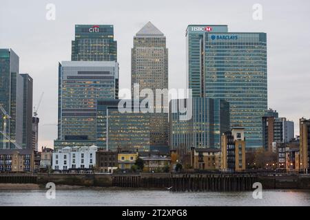 Aktenfoto von Canary Wharf in London vom 11/2016, das den Hauptsitz von HSBC und Barclays Bank zeigt. Die Gewinne der größten britischen Großbanken und die Frage, wie ihre Kunden sich gegen die Lebenshaltungskosten behaupten, werden wieder im Rampenlicht stehen, wenn die Kreditgeber ihre neuesten Finanzergebnisse vorzeigen. Ausgabedatum: Sonntag, 22. Oktober 2023. Stockfoto