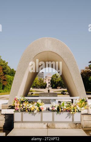 Hiroshima Opfers Memorial Cenotaph im Peace Memorial Park, Hiroshima, Japan Stockfoto