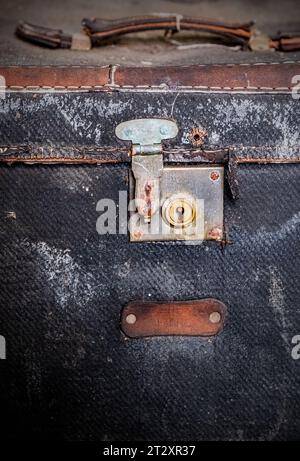 Alte Koffer und Gepäck am Bahnhof Fawley Hill. Stockfoto